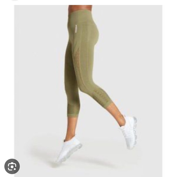 LIKE NEW GYMSHARK ENERGY SEAMLESS CAPRI. Size Medium  (tag removed) - Picture 2 of 5